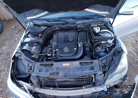 2013 Mercedes-Benz C 250 z USA, uszkodzony, nr VIN WDDGF4HB0DR272145